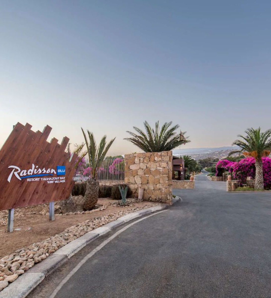 Rondreis Marokko, Taghazout, Radisson Blu Resort Taghazout Bay Surf, resort ingang met oprit